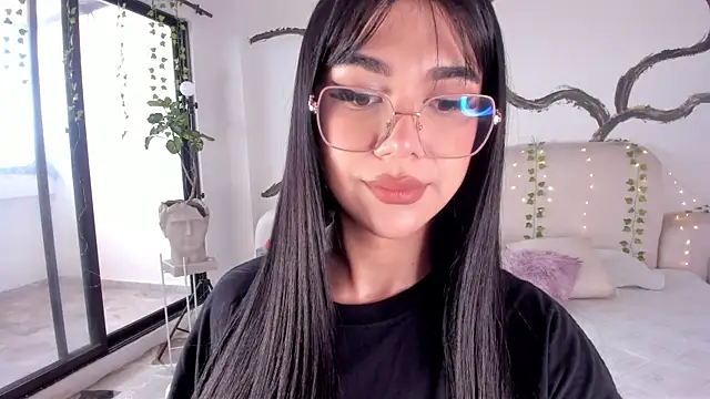 RoseCassie online show from October 28, 2025, 1:47 pm