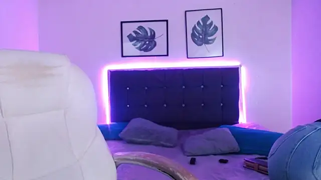 mia collens online show from September 25, 2025, 2:04 am