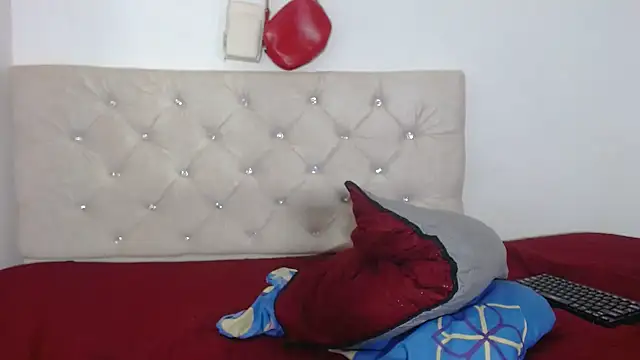 evaFiore online show from February 21, 2025, 7:43 pm