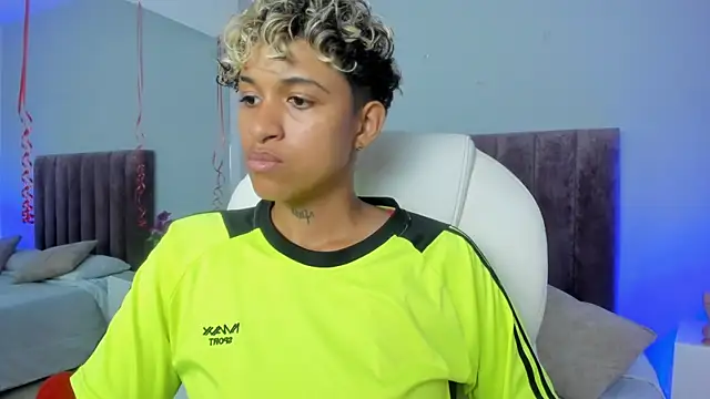 Snapshot of Dominick_jones chatting on February 17, 2025, 11:42 pm Dominick jones online show from February 17, 2025, 11:42 pm