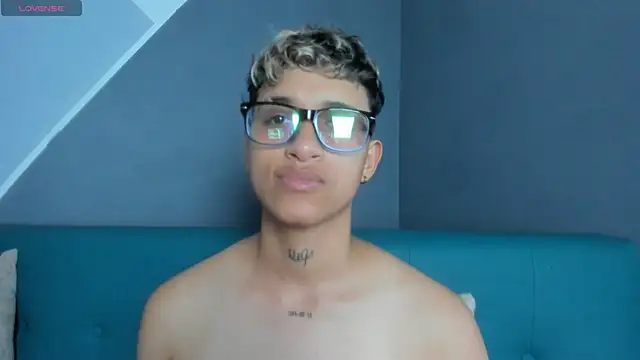 Snapshot of Dominick_jones chatting on March 13, 2025, 11:49 pm Dominick jones online show from March 13, 2025, 11:49 pm