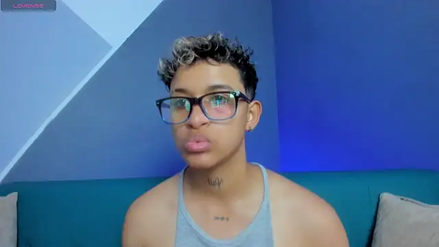 Snapshot of Dominick_jones chatting on March 17, 2025, 6:11 pm Dominick jones online show from March 17, 2025, 6:11 pm