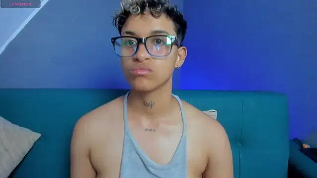 Snapshot of Dominick_jones chatting on March 18, 2025, 12:16 am Dominick jones online show from March 18, 2025, 12:16 am