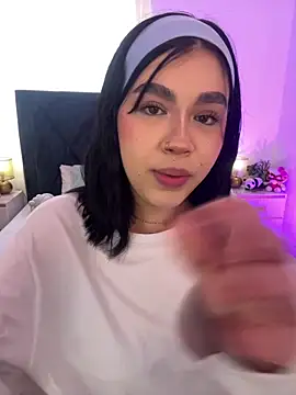 Lily Woodz online show from June 6, 2026, 7:07 pm
