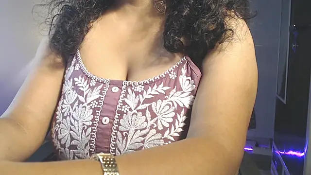 hot menka online show from June 3, 2026, 8:58 pm