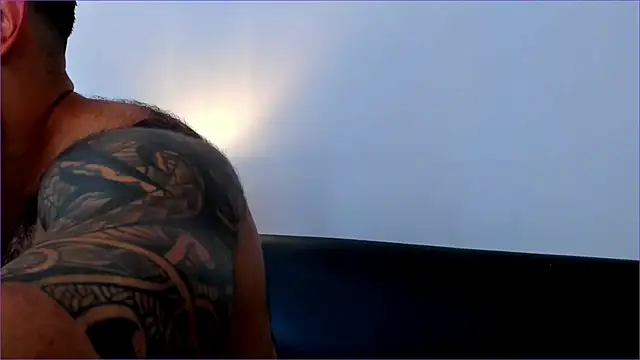 Snapshot of BradLeon_ chatting on October 16, 2025, 5:14 pm BradLeon online show from October 16, 2025, 5:14 pm