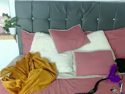 nikkystorm1  online show from March 14, 2025, 8:06 pm