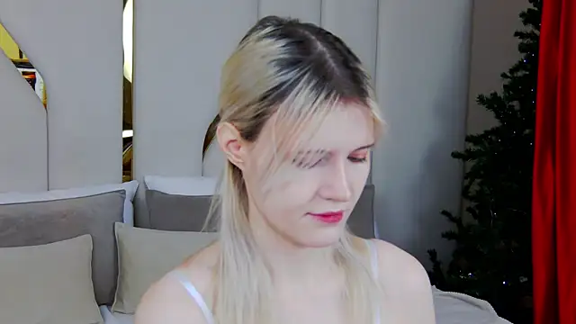 NellieLoyns online show from December 16, 2025, 5:18 pm