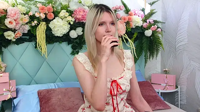 NellieLoyns online show from December 22, 2025, 6:49 pm