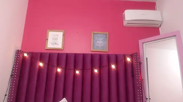 Snapshot of MommyHelpsmee chatting on February 26, 2025, 6:37 am MommyHelpsmee online show from February 26, 2025, 6:37 am