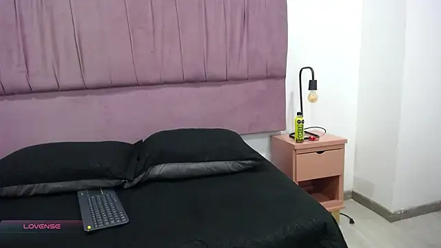 PamelaEvans   online show from March 20, 2025, 8:40 pm