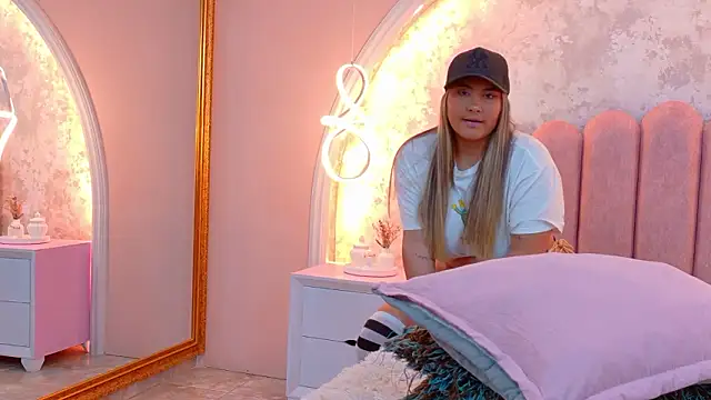 MiaLaurents online show from March 21, 2026, 10:57 pm