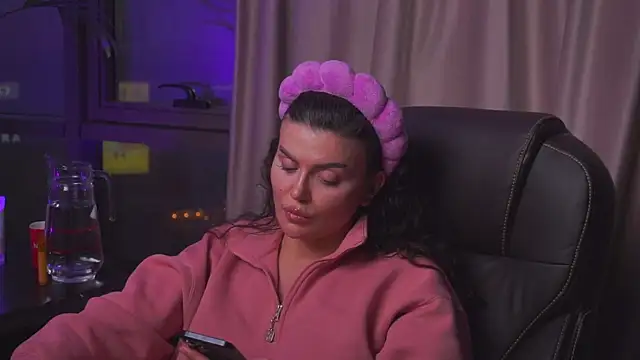 myakalifa online show from December 31, 2024, 5:44 am