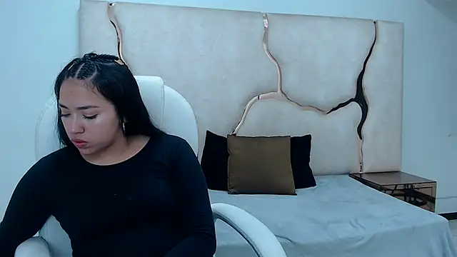 IsabellRodriguez18 online show from February 3, 2025, 7:07 am