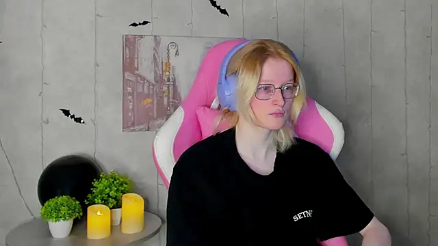 ElizabethHarpper online show from November 4, 2025, 1:05 am