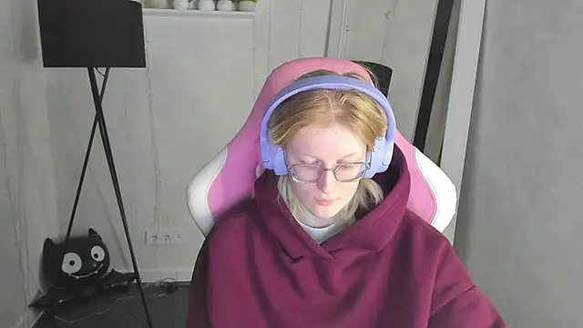 ElizabethHarpper online show from December 4, 2025, 1:04 am