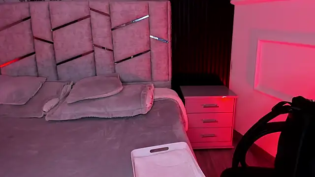 daniiphoeniixx online show from December 2, 2025, 7:53 pm