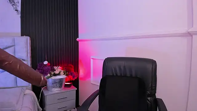 daniiphoeniixx online show from February 4, 2026, 11:49 am