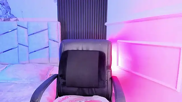 daniiphoeniixx online show from February 27, 2026, 11:43 am