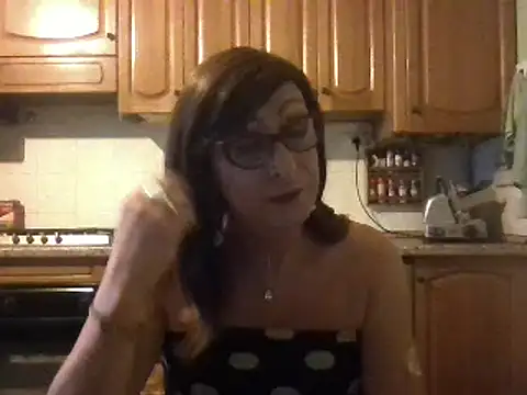 Snapshot of Tiabet chatting on October 28, 2025, 9:39 pm Tiabet online show from October 28, 2025, 9:39 pm