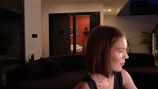 alittlestarrr online show from November 18, 2025, 10:41 am