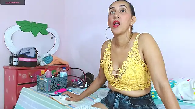 latinabueno41 online show from February 13, 2025, 1:29 am