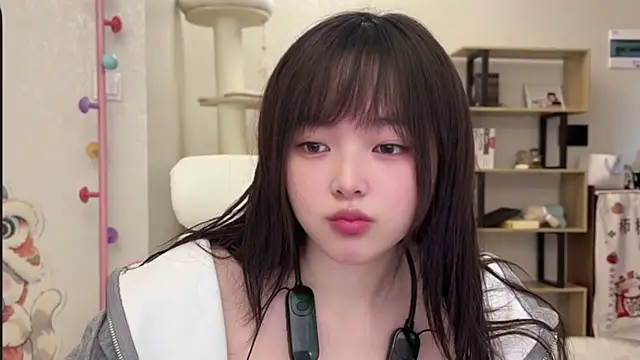 Chenjing0 online show from November 23, 2025, 4:34 am