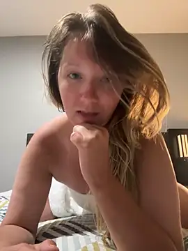 Snapshot of SunshineMarie chatting on November 11, 2025, 12:49 pm SunshineMarie online show from November 11, 2025, 12:49 pm