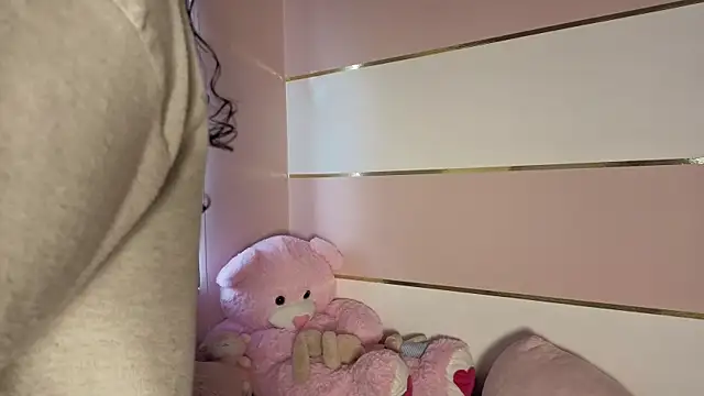 Charlotte  Miller online show from November 3, 2025, 11:33 am