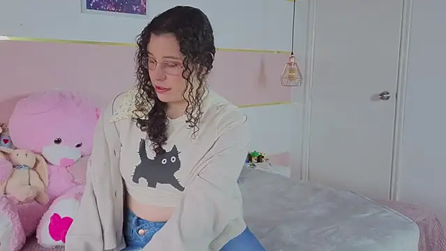 Charlotte  Miller online show from November 17, 2025, 12:22 pm