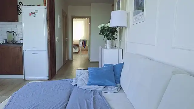 KristineEsme online show from October 26, 2025, 4:51 am