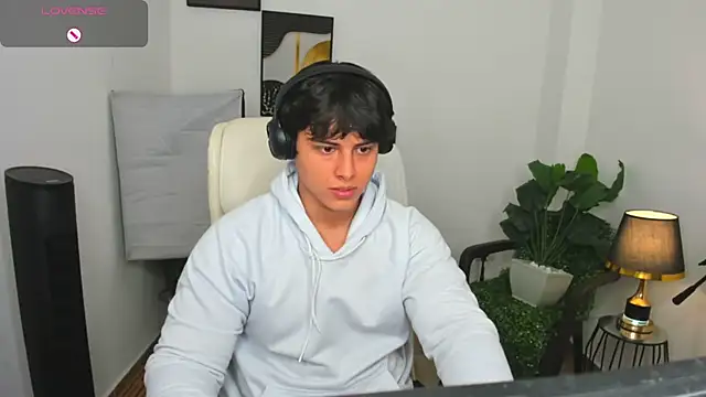 Snapshot of Thom_Ohtani chatting on March 10, 2025, 1:23 am Thom Ohtani online show from March 10, 2025, 1:23 am