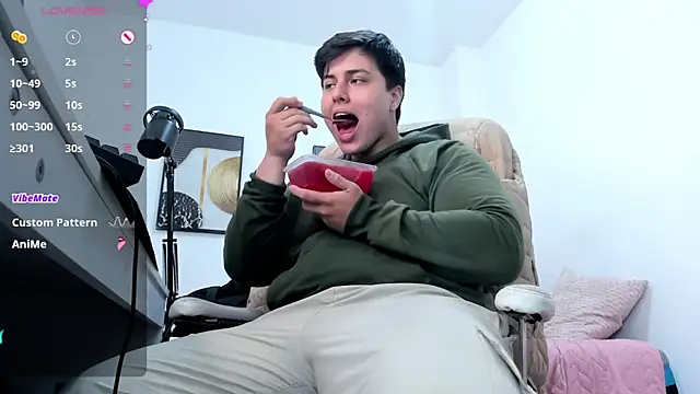 Snapshot of Thom_Ohtani chatting on October 19, 2025, 1:39 am Thom Ohtani online show from October 19, 2025, 1:39 am