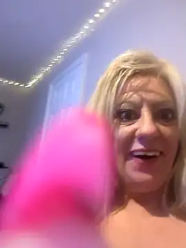 Snapshot of ImogenBrooke chatting on October 6, 2025, 11:35 pm ImogenBrooke online show from October 6, 2025, 11:35 pm