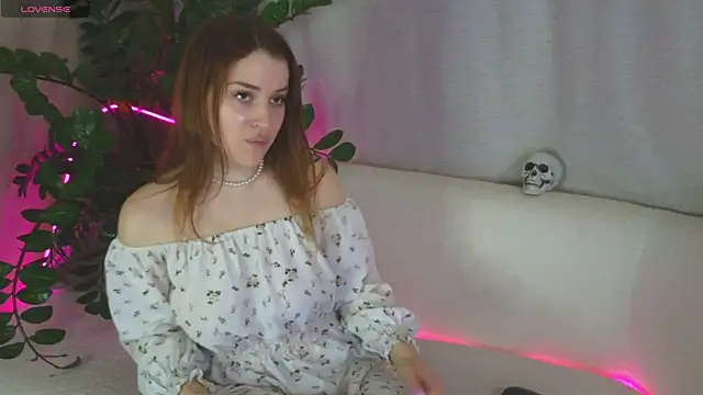 Snapshot of EllieGarson chatting on October 28, 2025, 5:15 pm EllieGarson online show from October 28, 2025, 5:15 pm