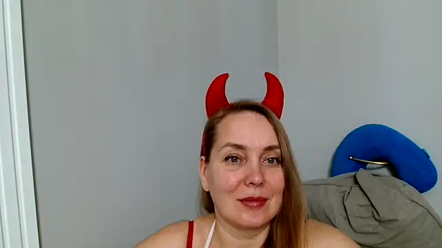 Lolawhite8 online show from March 18, 2025, 8:15 pm