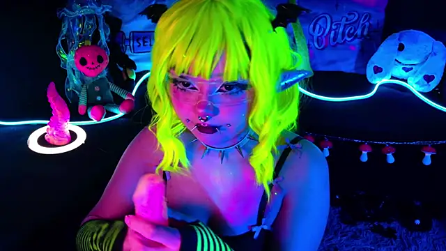 LaytonBox online show from October 10, 2025, 1:32 pm