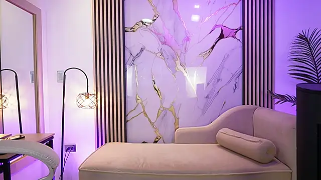 Emma Walkerr  online show from April 4, 2026, 7:44 pm