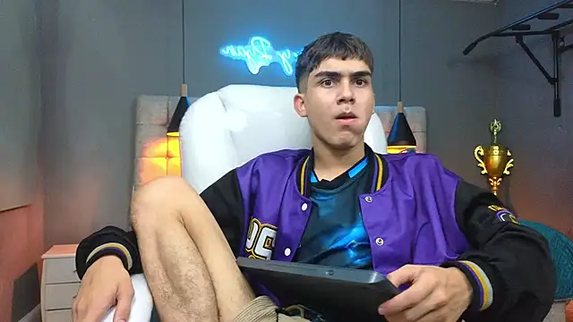 Tommy18   online show from February 14, 2025, 6:34 am