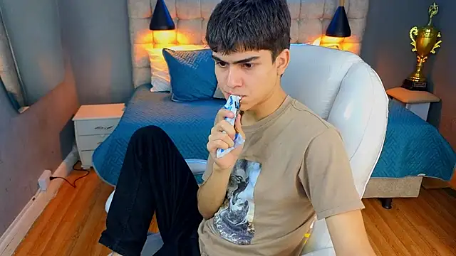 Tommy18   online show from March 18, 2025, 4:37 am