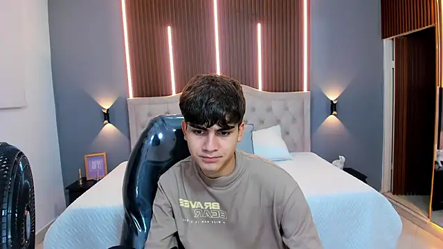 Tommy18   online show from September 16, 2025, 3:29 am