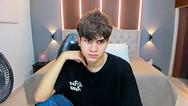 Tommy18   online show from October 2, 2025, 3:46 am