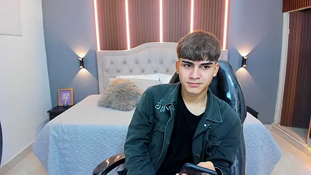 Tommy18   online show from October 5, 2025, 3:38 am