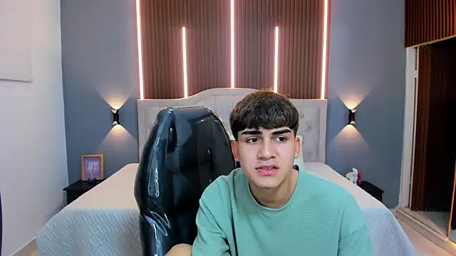 Tommy18   online show from October 10, 2025, 3:27 am