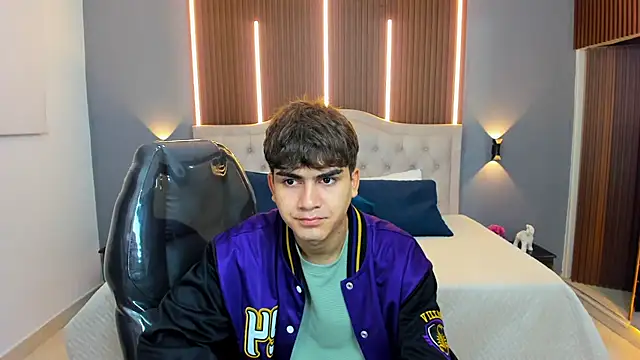 Tommy18   online show from November 18, 2025, 3:23 am