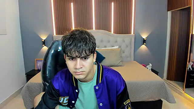 Tommy18   online show from November 30, 2025, 3:32 am