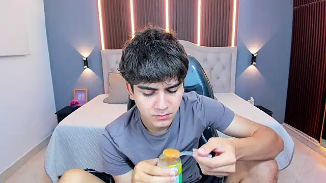 Tommy18   online show from February 4, 2026, 3:12 am