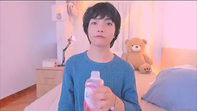 AllanYong18 online show from December 18, 2025, 12:11 pm