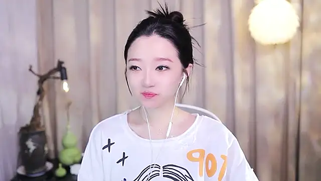 Snapshot of Zoe-99 chatting on November 3, 2025, 2:29 pm Zoe-99 online show from November 3, 2025, 2:29 pm