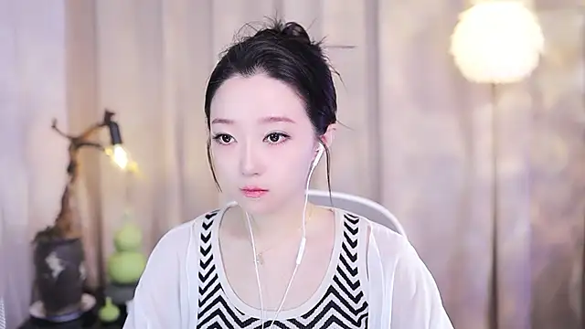 Snapshot of Zoe-99 chatting on November 5, 2025, 12:05 pm Zoe-99 online show from November 5, 2025, 12:05 pm